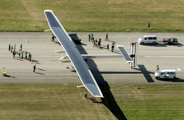Первый в мире самолет на солнечных батареях начал кругосветный полет. Видео