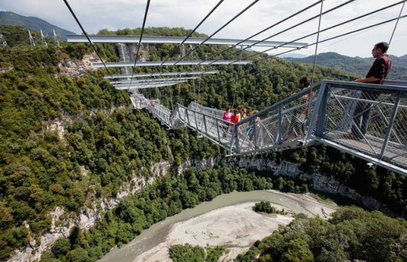 Самый длинный висячий пешеходный мост в мире