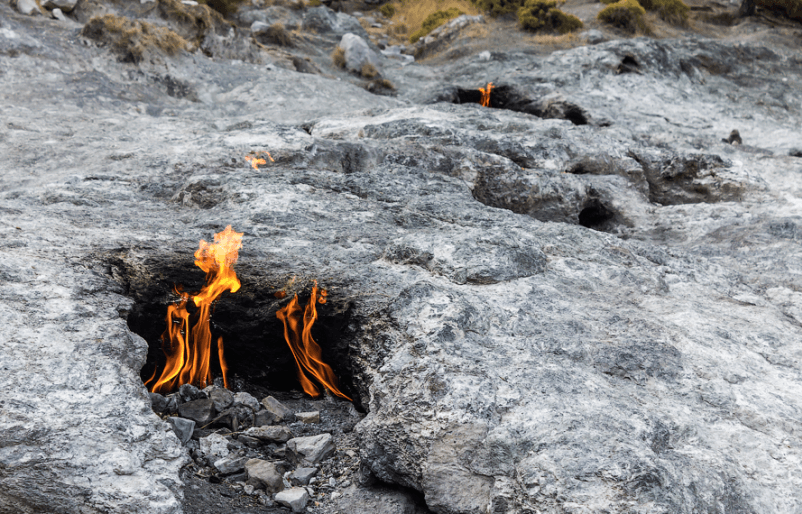 «Вечный» огонь в скалах или огнедышащая Химера