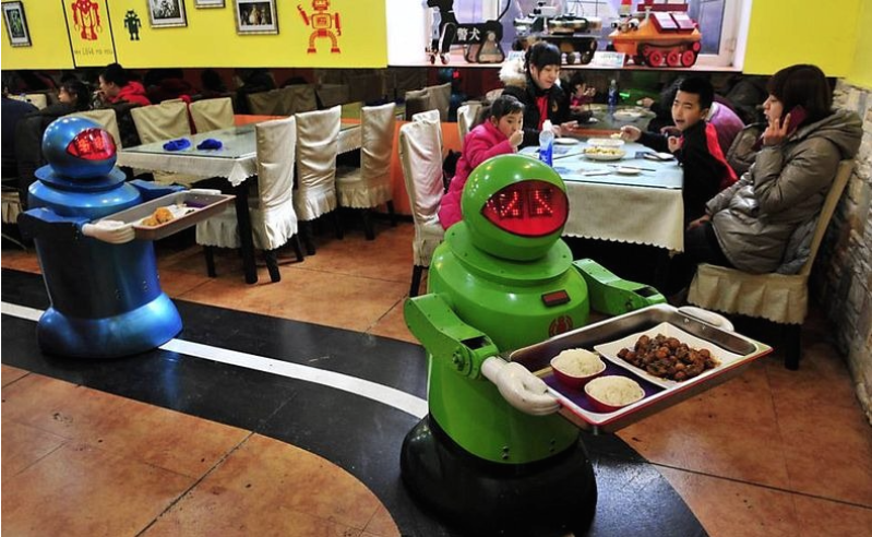 Роботы-повары и роботы-официанты обслуживают гостей в китайских ресторанах
