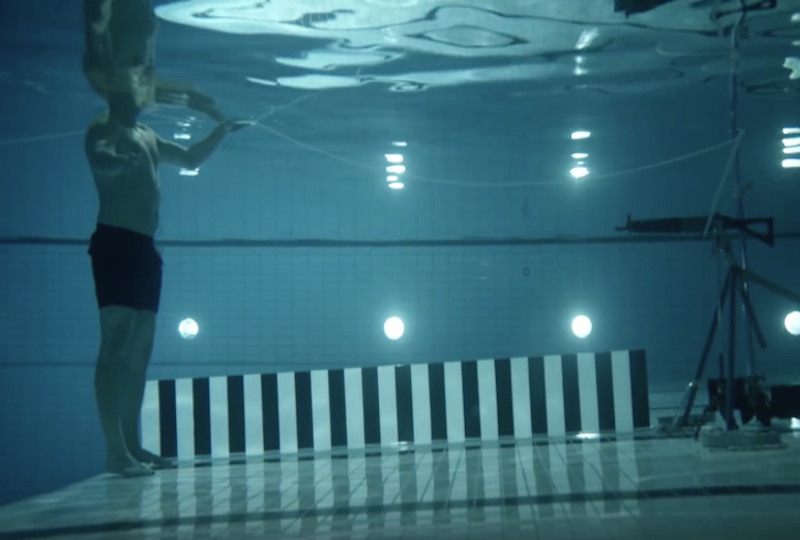 Физик выстрелил в себя под водой из автомата, чтобы развенчать мифы