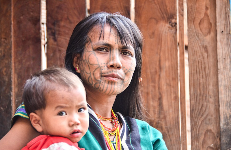 Почему женщины Мьянмы делают тату на лице?