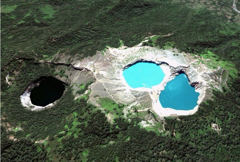 Меняющие цвет озера вулкана Келимуту